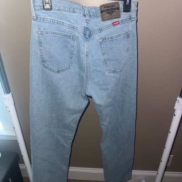 Wrangler Classic Denim Jeans in Light Blue - Picture 2 of 4